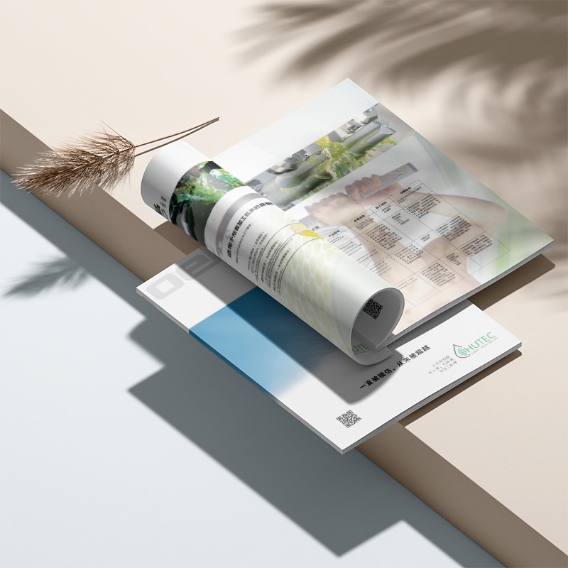 如何通過公司宣傳冊體現統一的品牌語言風格以增強辨識度和親和力？